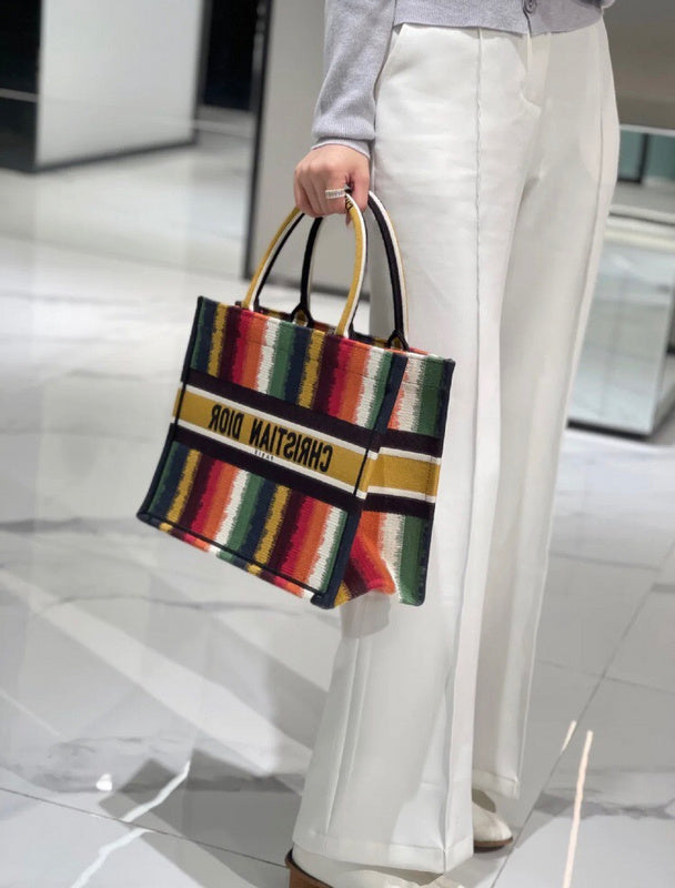 Handle and strap detail of modern statement women's handbag – women's luxury accessory