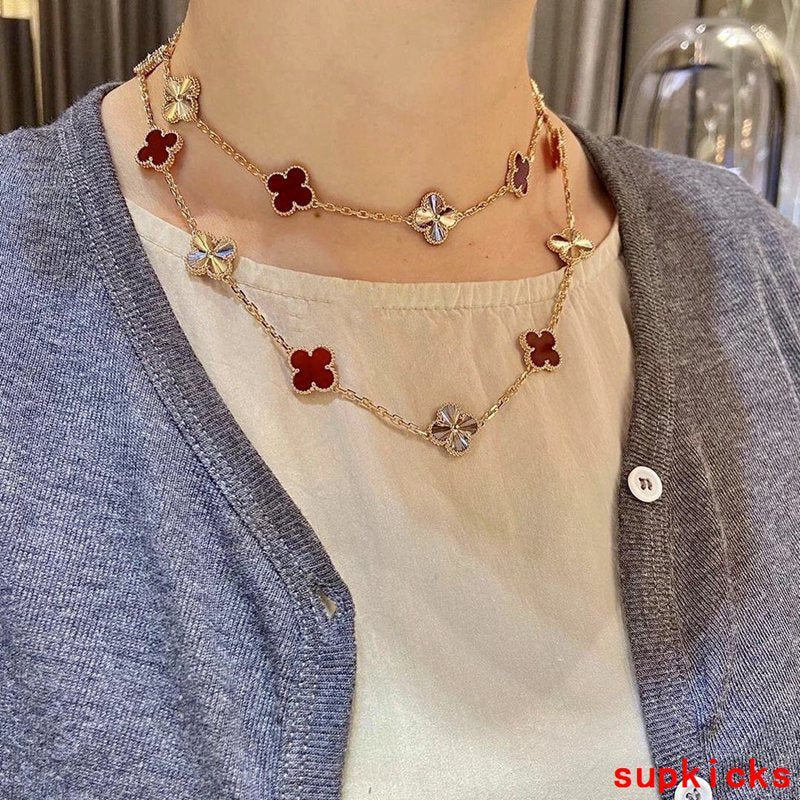 Front view of Van Cleef & Arpels unisex jewelry piece