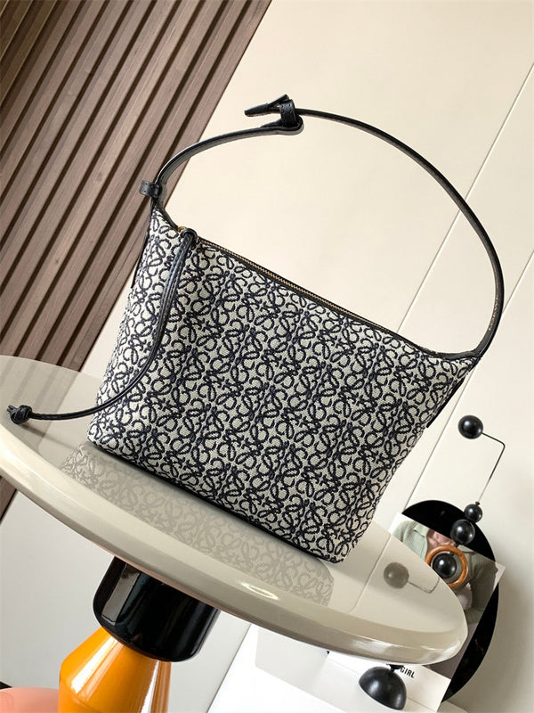 Ziva's Charm handbag – close-up view (21cm*17cm*13cm)
