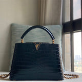  Streamlined tote bag carried on shoulder 16