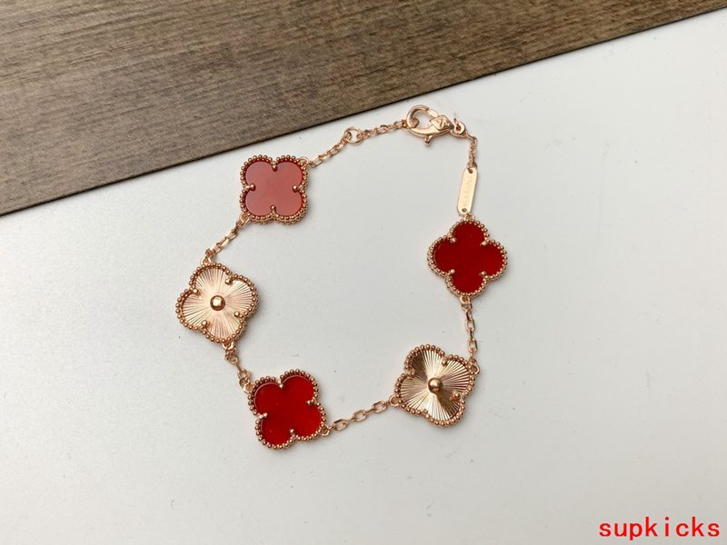 Angled view of Van Cleef & Arpels unisex jewelry piece