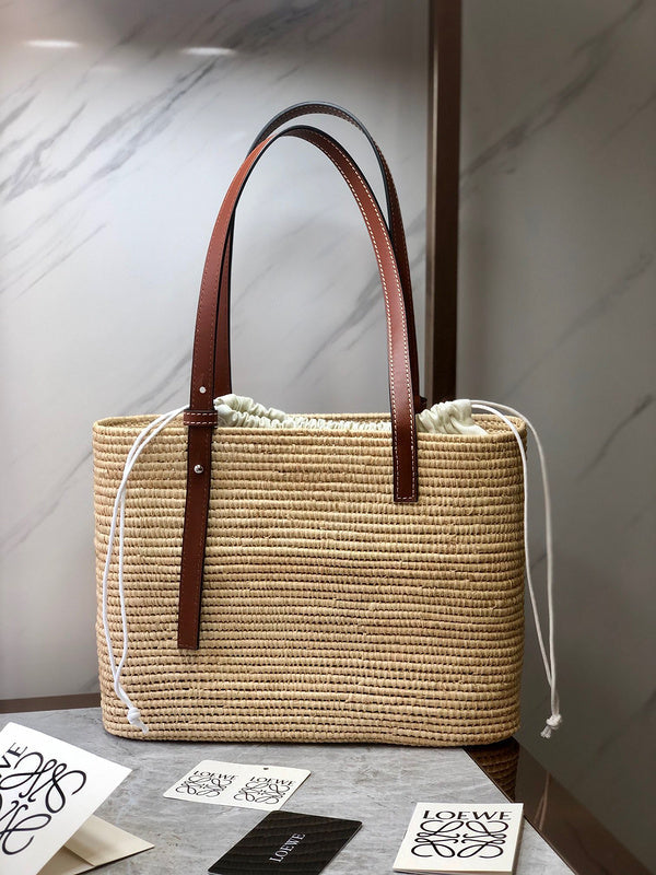 Ziva's Charm handbag – detail view (28cm*20cm*10cm)