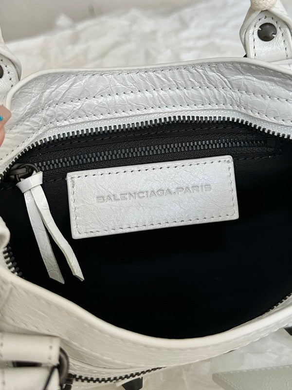 Zivas Charm Classic Sensibility Statement Handbag (Elevated Daily Companion) – Close-Up Detail