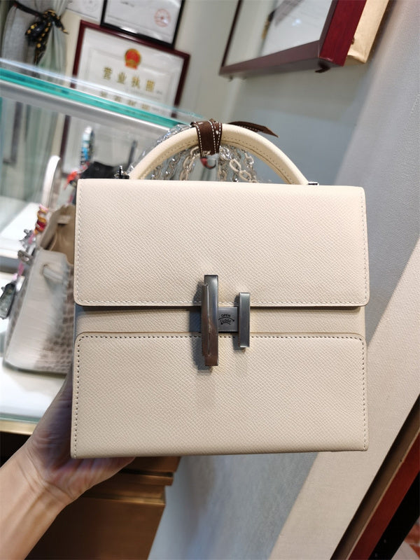  Refined carryall bag front view