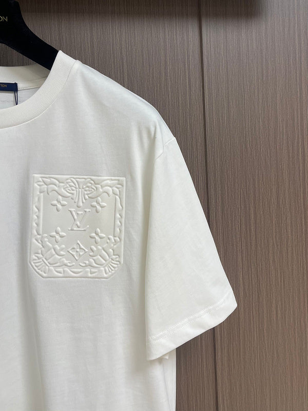 Full styled look of Louis Vuitton cotton t-shirt with logo-detail design