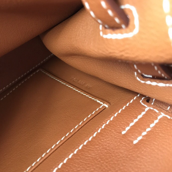  everyday carryall bag styled with outfit