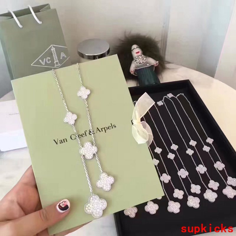 Full view of Van Cleef & Arpels unisex jewelry piece