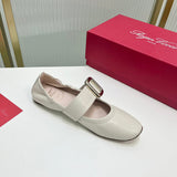 Full silhouette view of Roger Vivier luxury piece style No.082