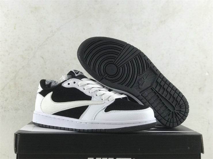 Nike Casual sneakers in all-black cushioned comfort fit front view