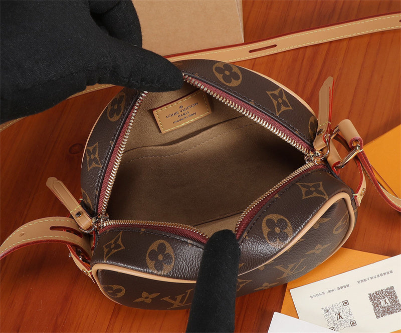  Classic everyday bag carried on shoulder 10