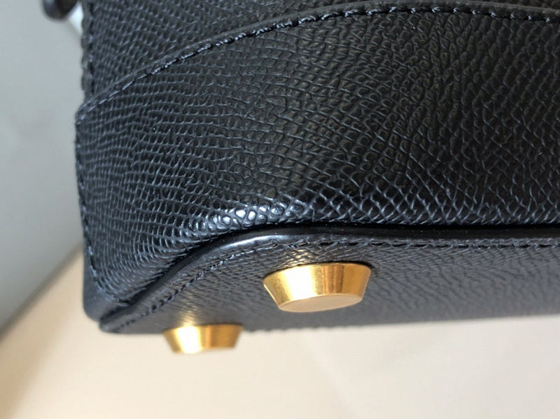 Zivas Charm Polished Finish Statement Handbag (Refined Modern Silhouette) – Close-Up Detail