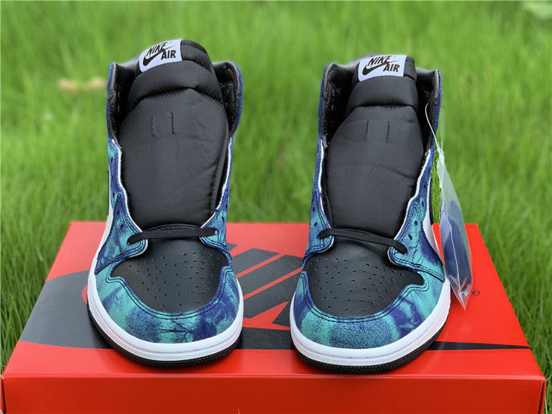 Nike Men's & Women's Premium Low-Top Trainers — Style 121 angle view