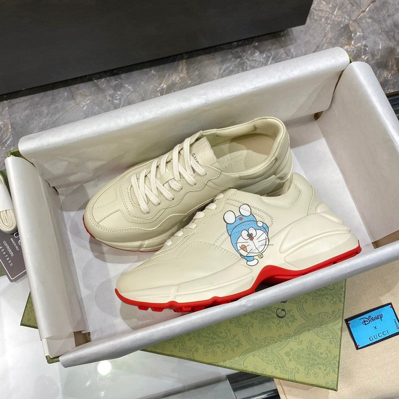 Gucci classic monochrome luxury sneakers view 4 retro runner design