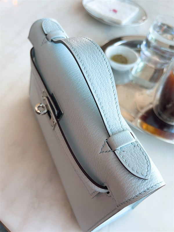  classic carryall bag detail view showing craftsmanship