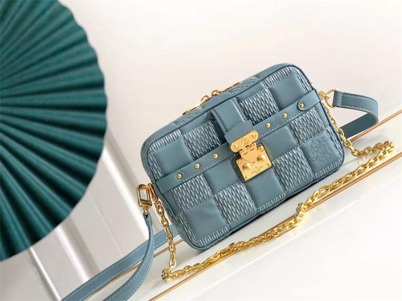  Refined everyday bag carried on shoulder 16