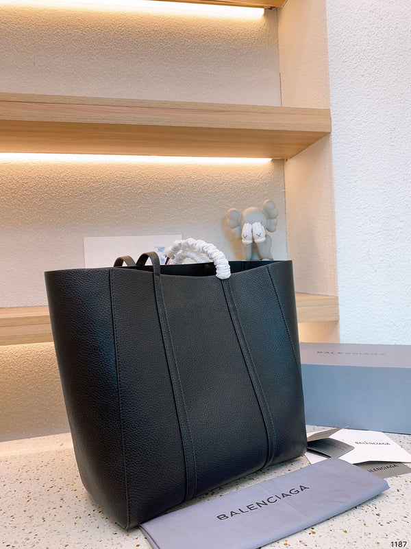 Ziva's Charm handbag – interior view (one versatile size)