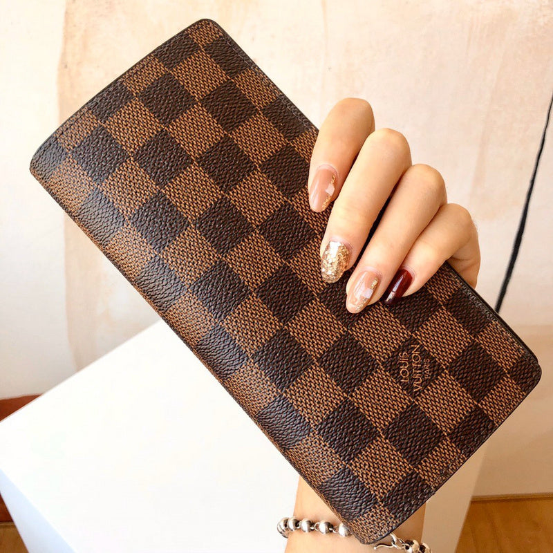 Styled lifestyle shot of statement elevated women's handbag – women's everyday handbag