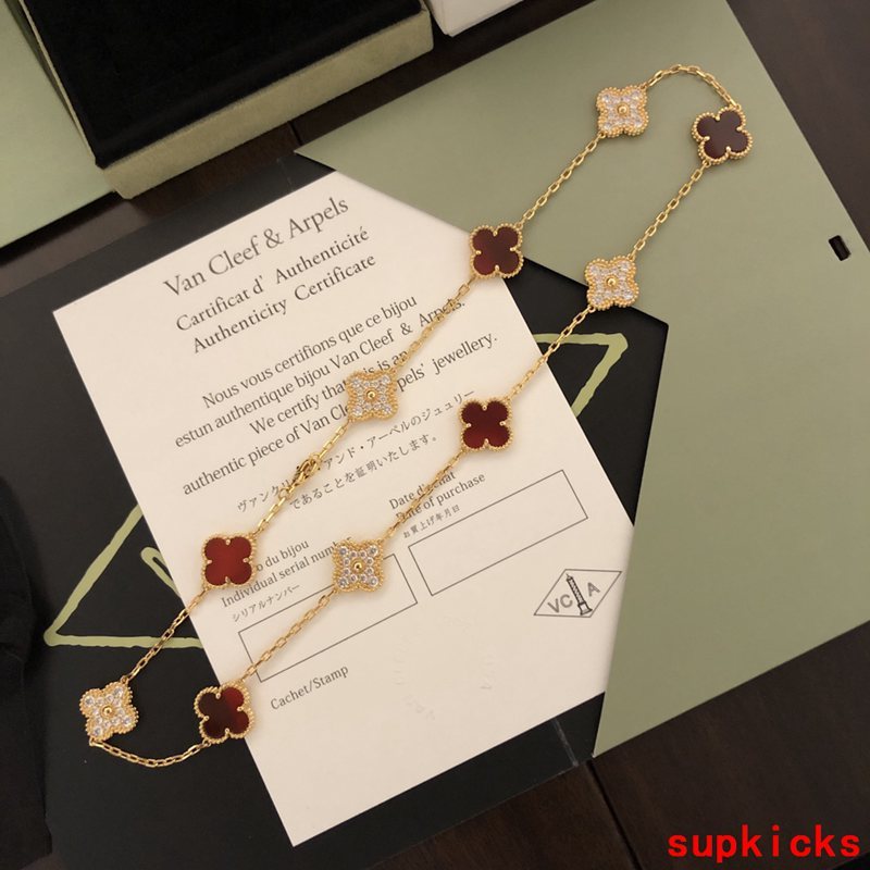 Front view of Van Cleef & Arpels unisex jewelry piece