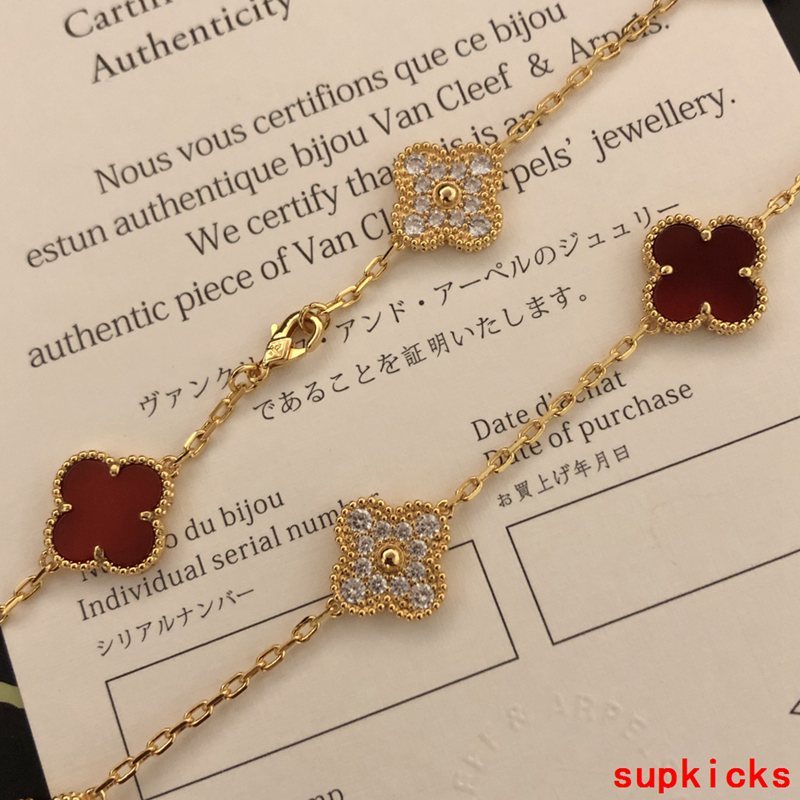 Full view of Van Cleef & Arpels unisex jewelry piece