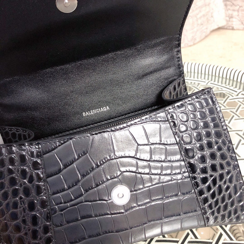 Side profile of refined signature women's handbag – women's designer-style accessory