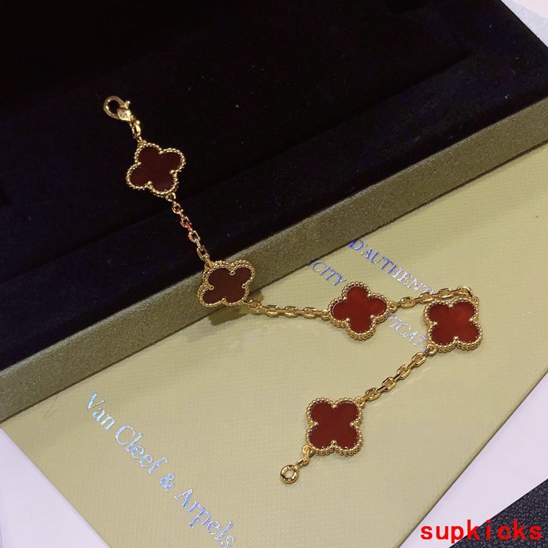 Front view of Van Cleef & Arpels unisex jewelry piece