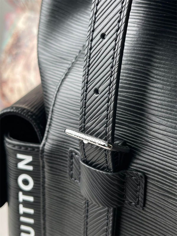  Sleek shoulder bag front view 7