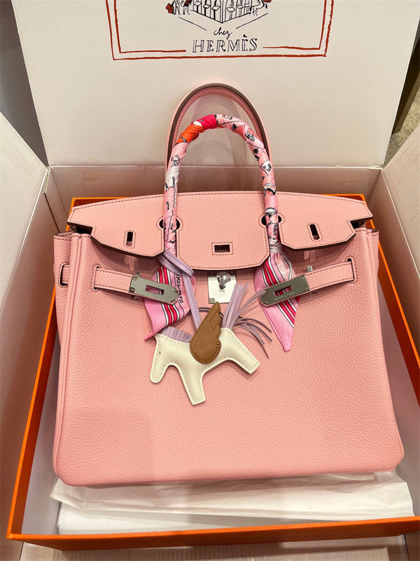  chic shopper bag styled with outfit