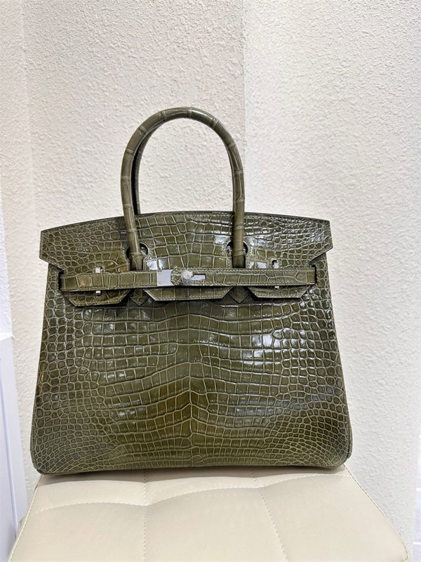  clean-lined carryall bag detail view showing craftsmanship