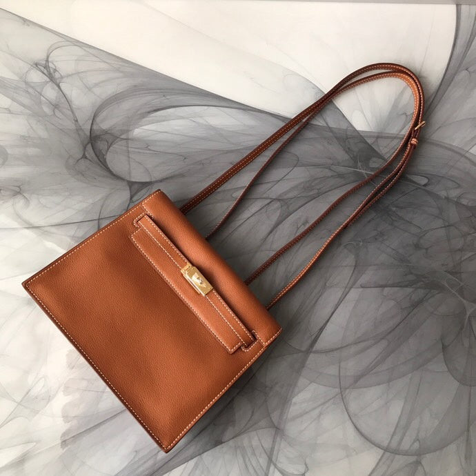 Streamlined carryall bag front view