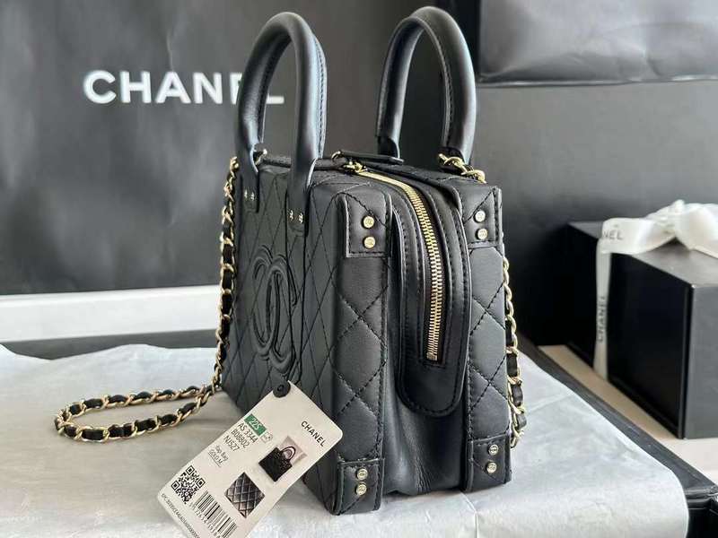 Zivas Charm Polished Finish Everyday Handbag (Elevated Daily Companion) – Close-Up Detail