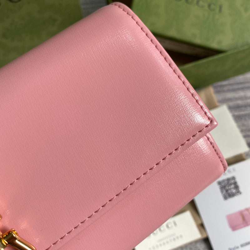 Styled lifestyle shot of classic elevated women's handbag – women's everyday handbag