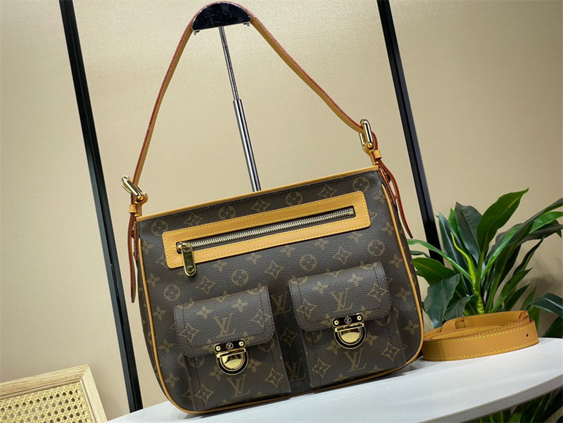  shopper bag interior and compartment view 15