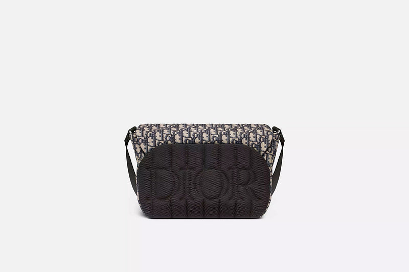 Handle and strap detail of structured sleek women's handbag – women's statement bag