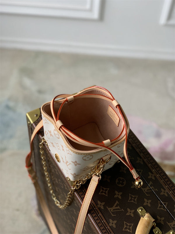  handbag interior and compartment view 9