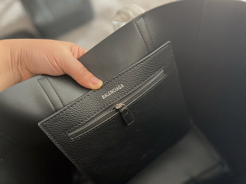 Ziva's Charm handbag – carry view (one versatile size)