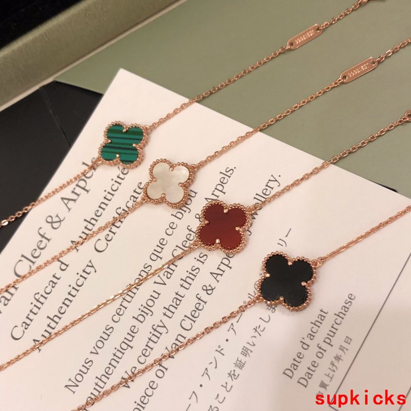 Full view of Van Cleef & Arpels unisex jewelry piece