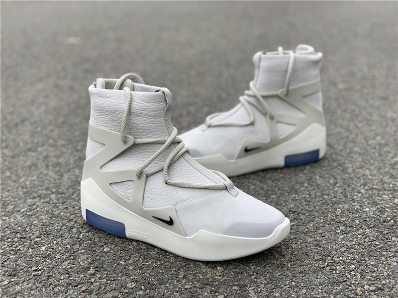 Nike Men's & Women's Premium Low-Top Trainers — Style 097 angle view