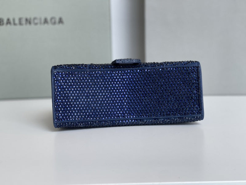 Zivas Charm Streamlined Design Statement Handbag (Everyday Luxury Essential) – Detail View