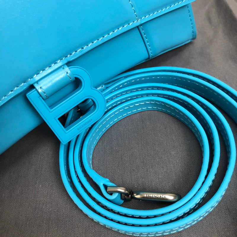 Handle and strap detail of premium polished women's handbag – women's everyday handbag