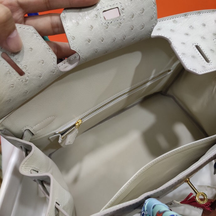  shoulder bag interior and compartment view 15