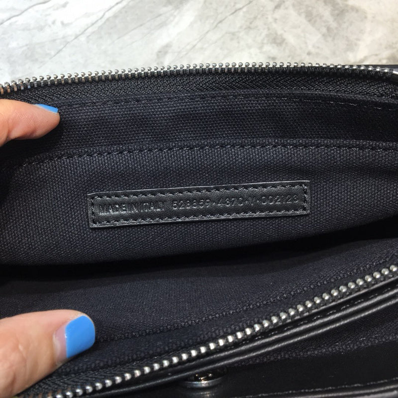Effortless Premium PU Leather Handbag - Refined Silhouette | Women's Luxury Handbag #1013 - texture close-up (image 9) of designer-inspired handbag