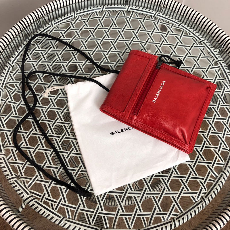 Handle and strap detail of chic premium women's handbag – women's premium purse