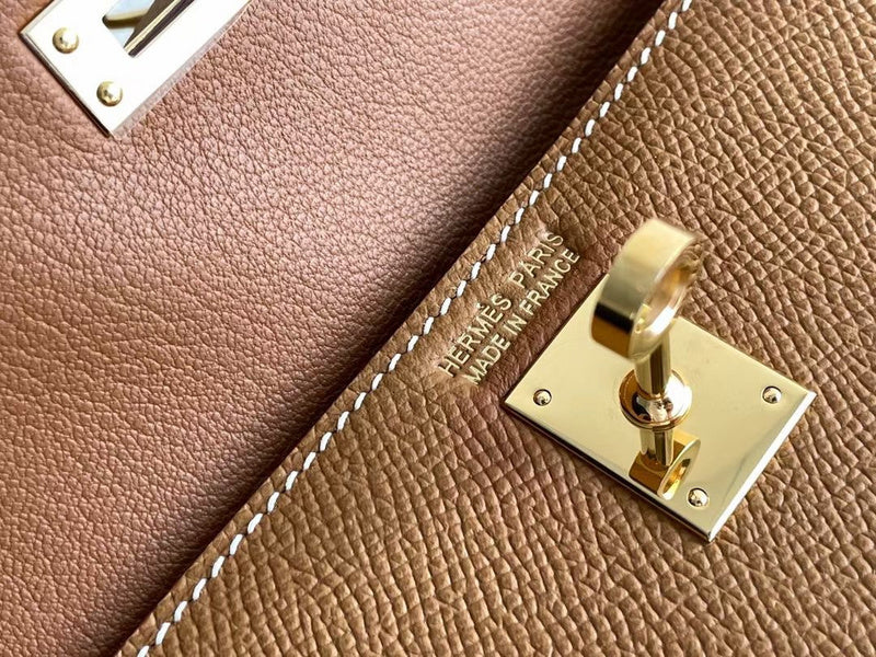  shopper bag close-up of hardware and finish 17