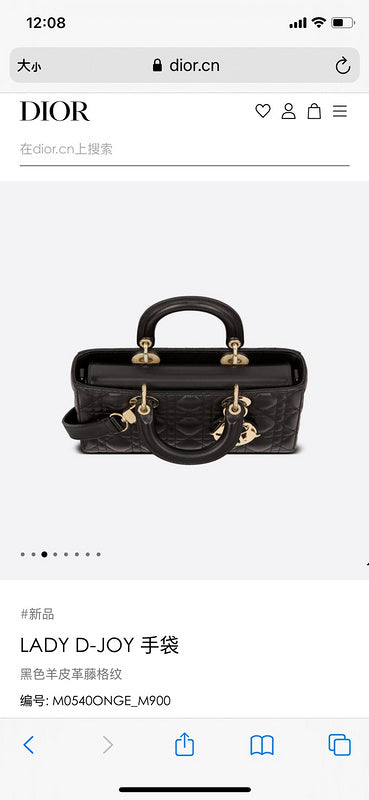 Handle and strap detail of elevated modern women's handbag – women's luxury accessory