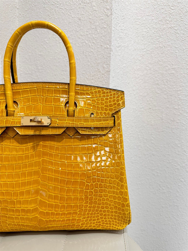  clean-lined carryall bag detail view showing craftsmanship 8