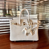  effortless tote bag styled with outfit 18