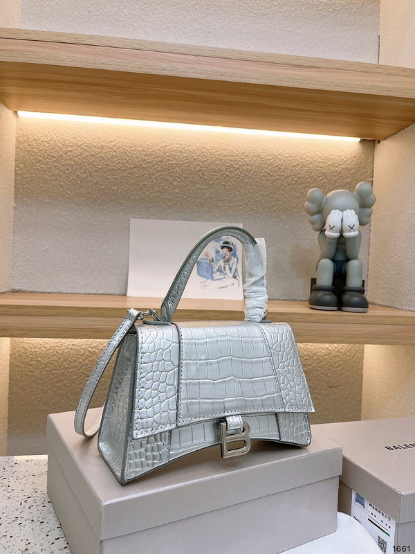 Ziva's Charm handbag – close-up view (one versatile size)