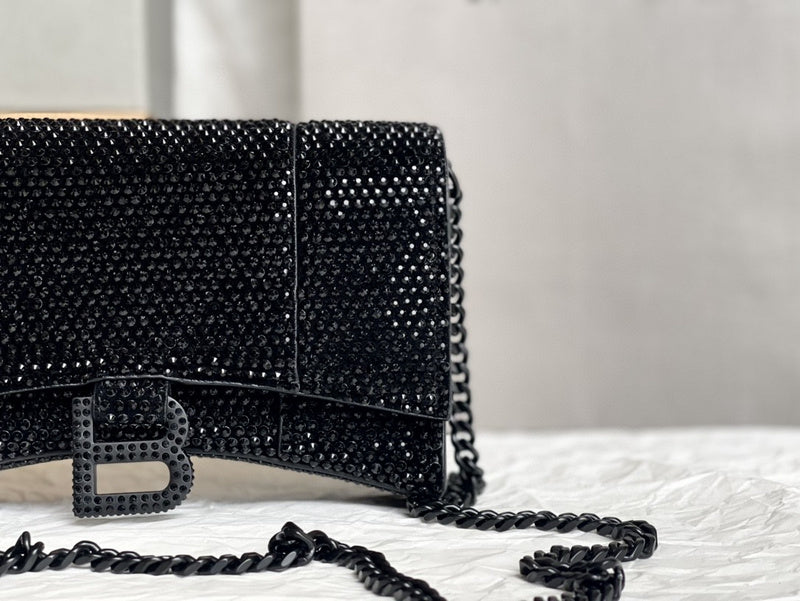 Zivas Charm Timeless Appeal Statement Handbag (Everyday Luxury Essential) – Detail View