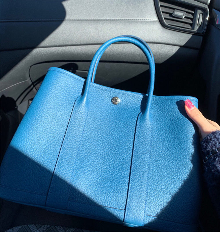  Minimalist shoulder bag carried on shoulder