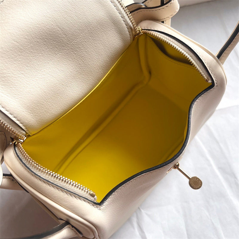  Polished shoulder bag carried on shoulder 10